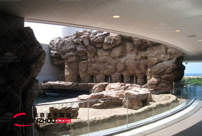 塑石假山整體效果逼真秀美，工藝比較復(fù)雜