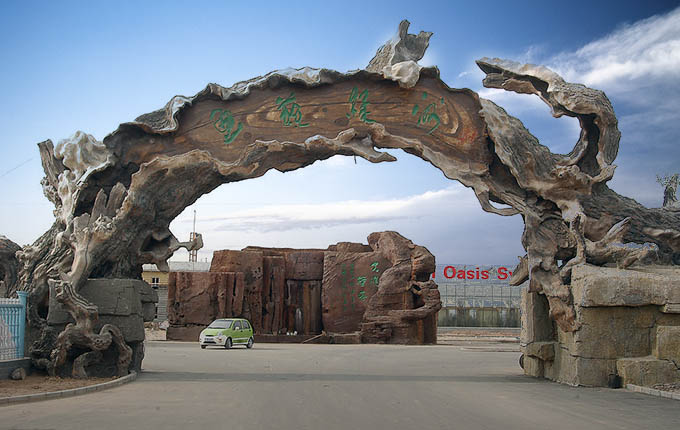 仿真樹大門制作的材料是什么？仿真樹大門安裝方便嗎？