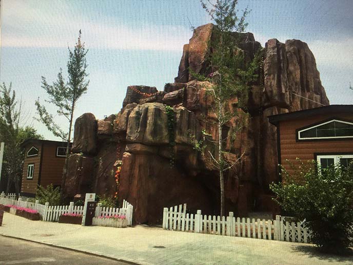 水泥假山可以營造出理想的園林建筑氣勢磅礴的景觀