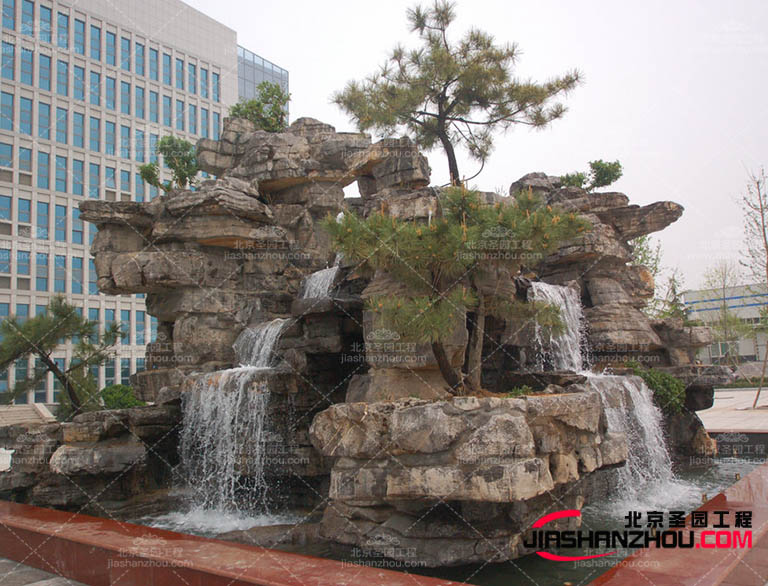 在如今的現代的塑石假山的材料很多都是用水泥進行制作的