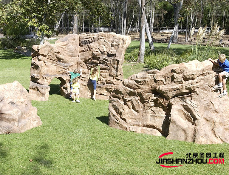 進行詳細的溝通和交流確定塑石假山的設計方案和生產工藝