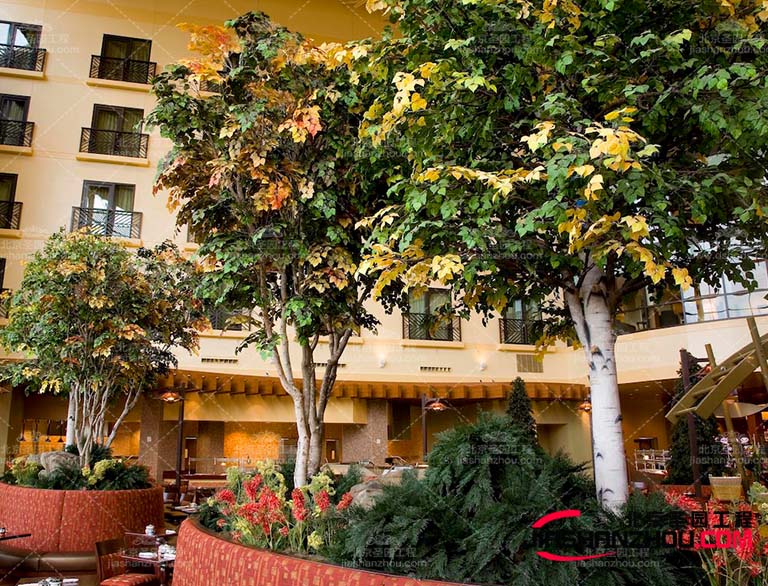 仿真樹可以節(jié)省資源和時(shí)間，因?yàn)樗鼈儾恍枰ㄆ跐菜?></a></ul>
      <ul class=