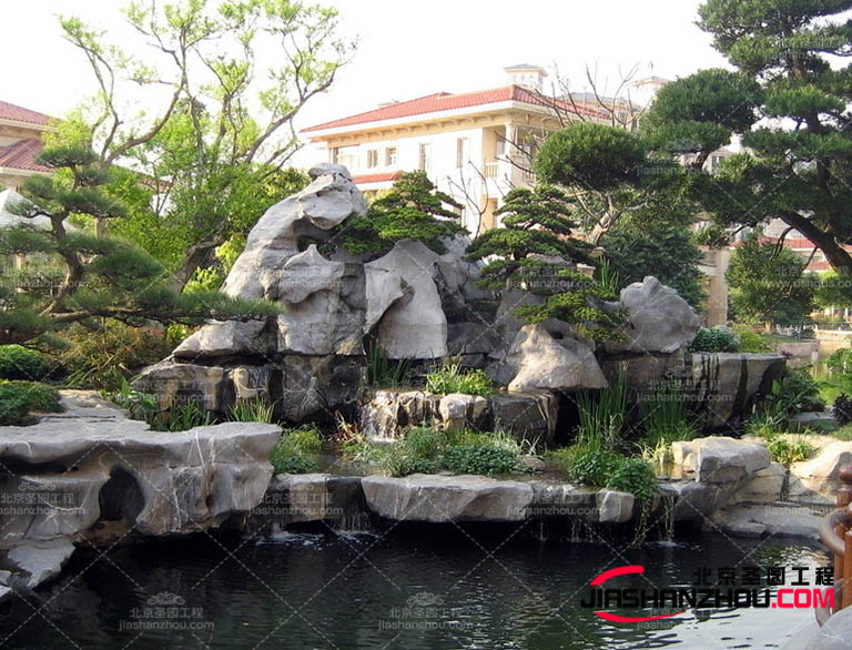 現(xiàn)在的塑石假山具有逼真的效果可以營(yíng)造出自然的山水景觀