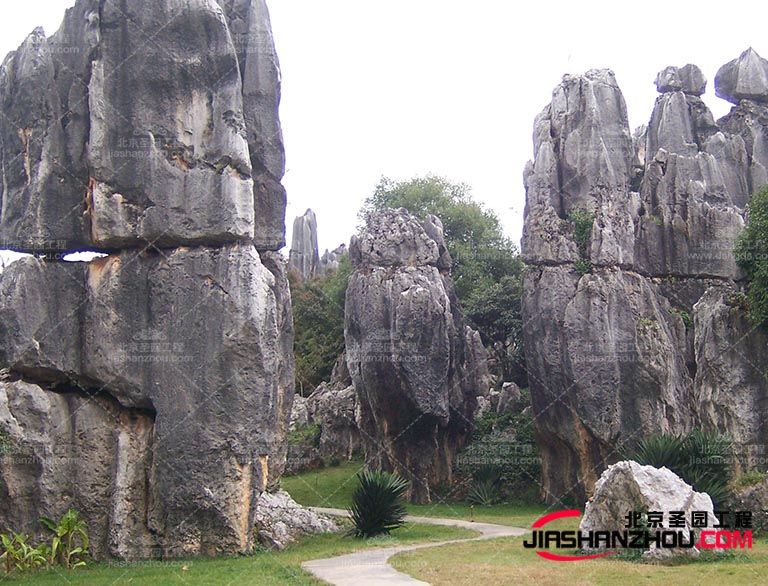 在設(shè)計假山的形狀和f 格時也需要考慮其環(huán)境和景觀融合的問題