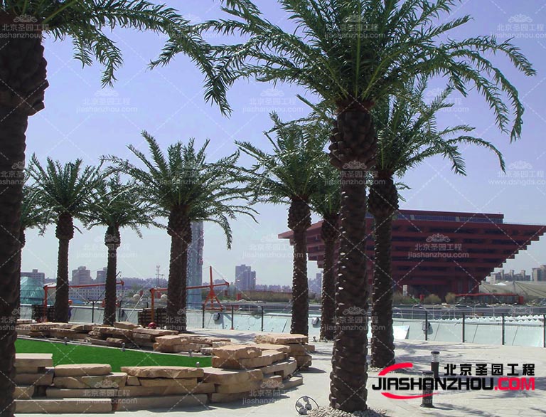 仿真樹的使用也非常普遍。比如在主題公園、游樂場等地點(diǎn)