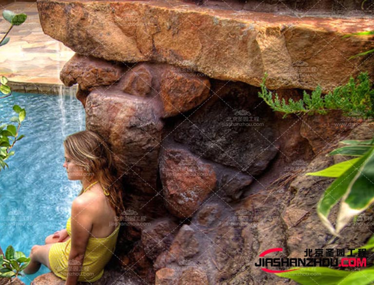 塑石假山的材料通常是人造石，與自然石存在一定的區(qū)別