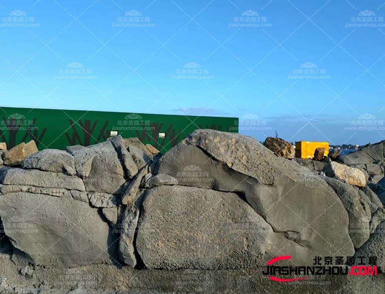 這種材料制作的塑石假山具有非常好的效果和質量深受客戶的喜愛