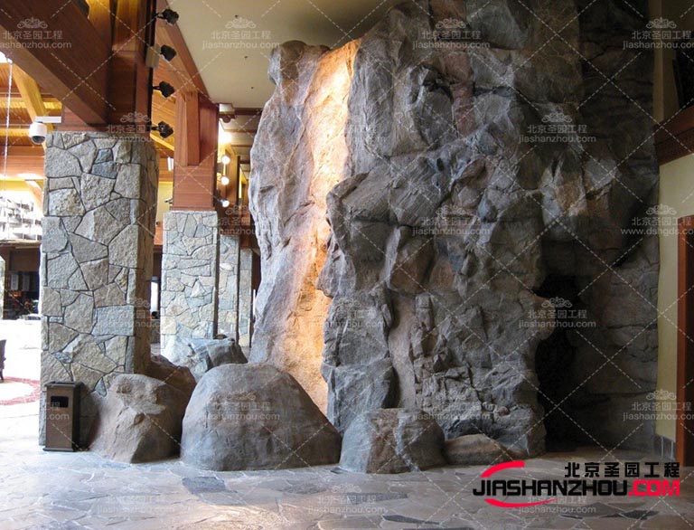 其實塑石假山的壽命很長還可以搭配一些自然環(huán)境來進行裝飾