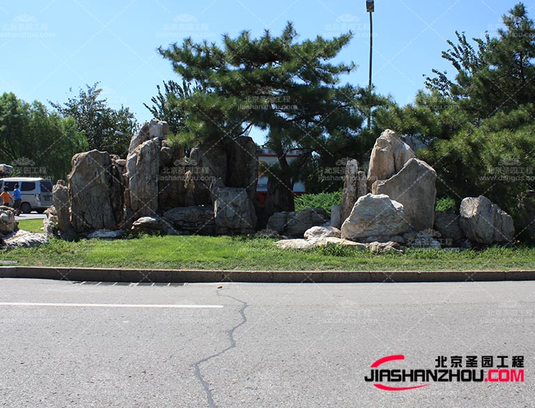 塑石假山的靈活性和可定制性非常高，可以滿足不同場所