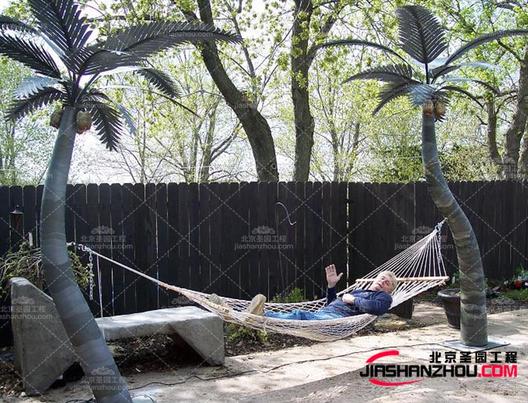 因為仿真樹產(chǎn)品不需要日常澆水、施肥等常規(guī)護理也不會因為缺水