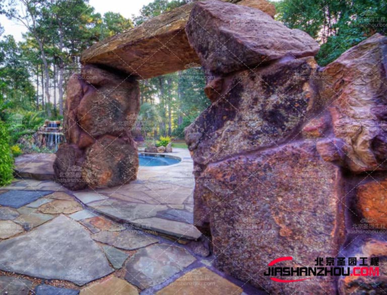 天然石材塑石假山具有天然的色彩和紋理，所以在美感重要