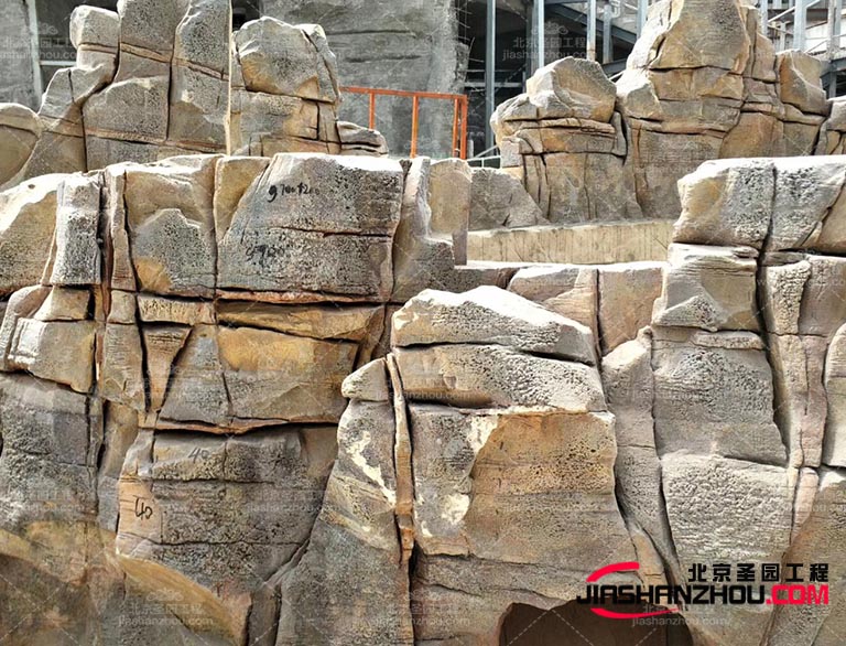 塑石假山如這些場景瀑布、溪流、山洞等，增加公園的趣味性和吸引力