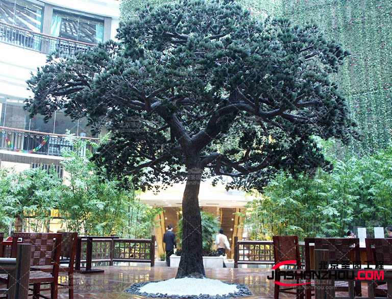 以展示特定的仿真樹產品，這樣可以增加展示的多樣性