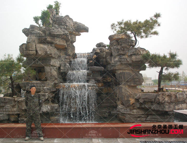 在塑石假山周圍設置合適的路徑和觀景點可以近距離欣賞