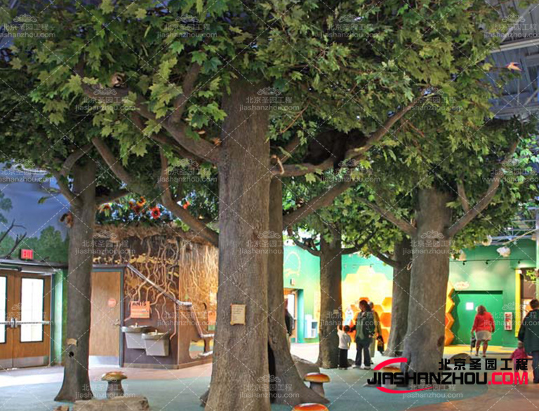 仿真樹作為一種特的展示方式，可以為觀眾營造出令人留下深刻印象