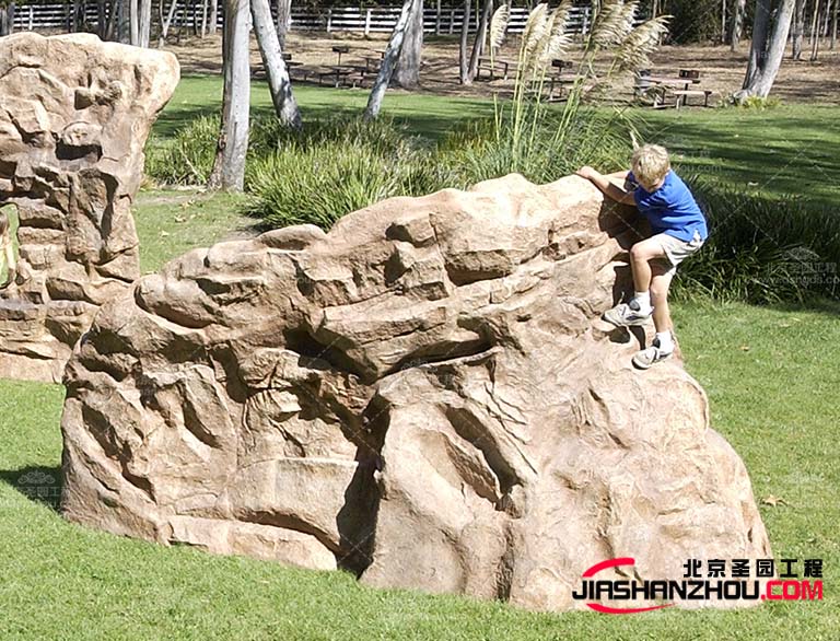 塑石假山的使用不僅可以保護游客的安全，還可以保護環境