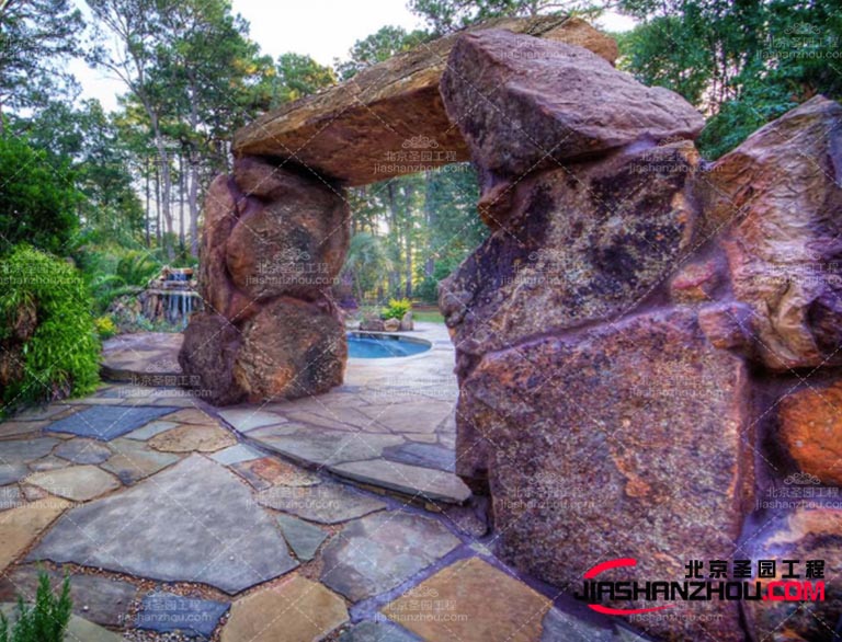 塑石假山可以打造出一個(gè)仿真的自然環(huán)境元素可以與塑石假山相互呼應(yīng)