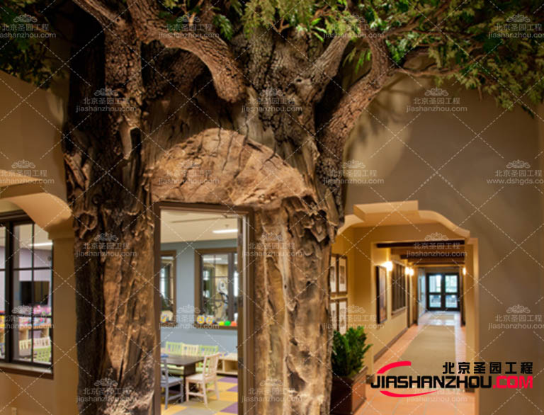 仿真樹考慮樹的擺放位置：根據(jù)您的空間布局和設(shè)計(jì)目標(biāo)