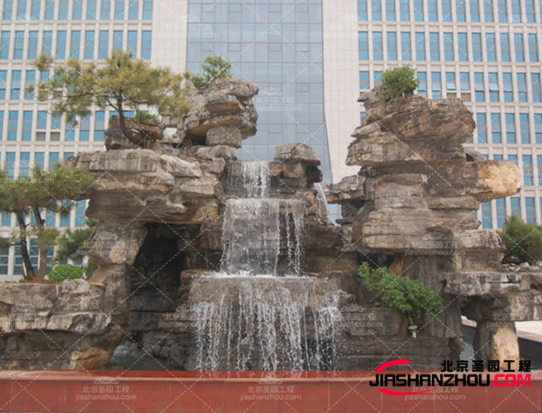 塑石假山可以模擬巖石的質(zhì)感和外觀，給人一種穩(wěn)重和堅固的感覺