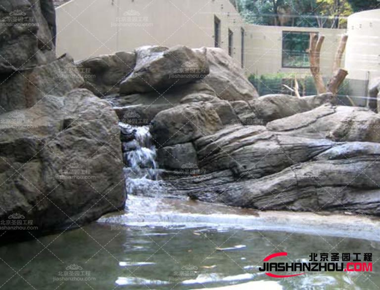 這些塑石假山可以是鮮艷的紅色、藍色或黃色，或者具有金屬質(zhì)感