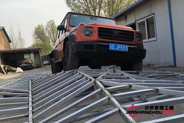 又一力作 全新奔馳純電G級越野車室內塑石假山越野場景布置