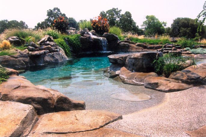 北京廠家在塑造人造水泥假山瀑布景觀的設計與施工要點