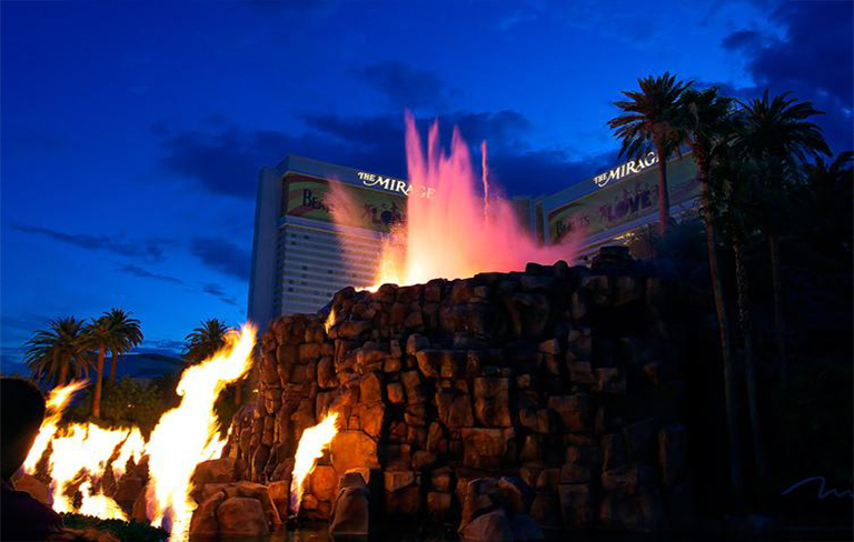 科技博物館景區仿古人造火山爆發了 就像真的一樣