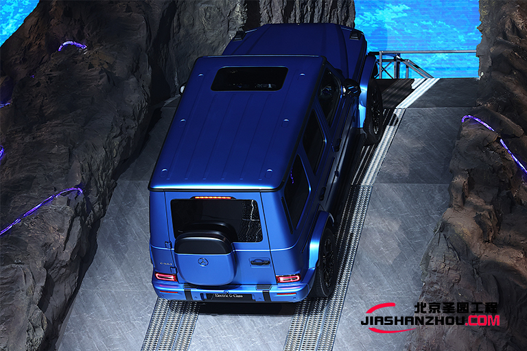 奔馳越野車爬假山 塑石假山還能這么玩兒