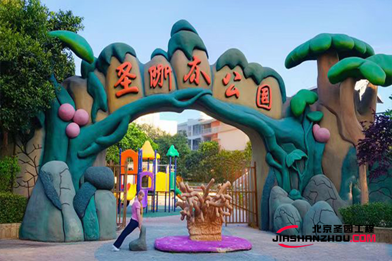 榕江仿真樹大門的魅力世界 仿佛從大樹年輪里生長出來