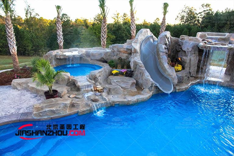 鄭州細心設計仿真假山魚池呈現出柔軟而充滿生機的質感