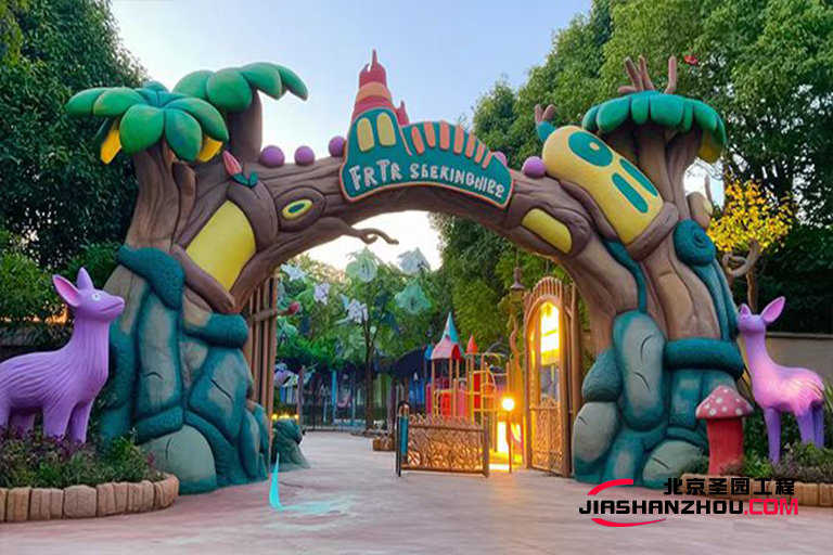 在香山塑石假山大門畫卷里 享受山野間的綠意與閑情