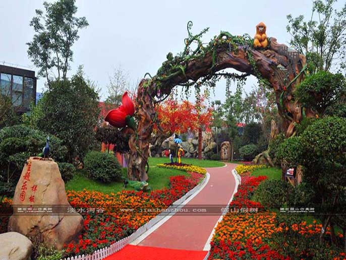 仿真樹大門.jpg 仿真樹大門